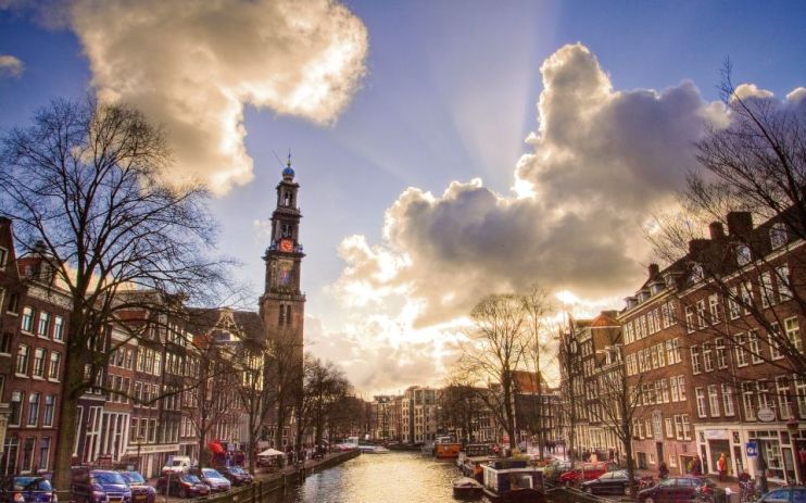 The Dutch government will tomorrow lift a travel ban on commercial flights and passenger ferries from the UK, local media reported.