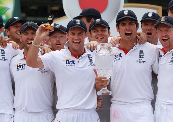 SYDNEY, AUSTRALIA - JANUARY 07: Andrew Strauss of England and the rest of the England team pose with the Ashes urn afetr winning the test and the series during day fiveof the Fifth Ashes Test match between Australia and England at Sydney Cricket Ground on January 7, 2011 in Sydney, Australia. (Photo by Tom Shaw/Getty Images)