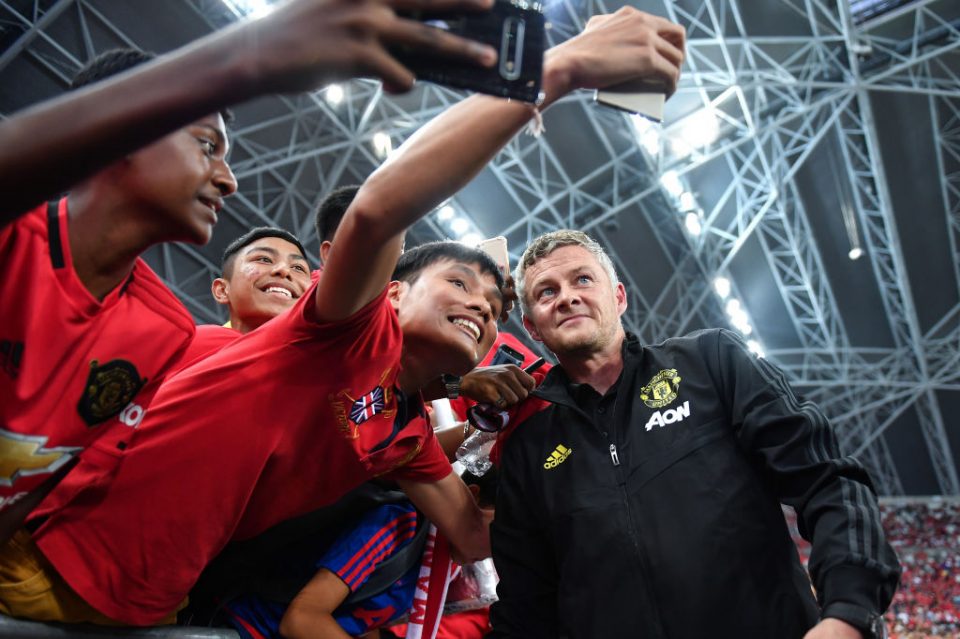 SINGAPORE - JULY 20: Manager Ole Gunnar Solskjaer of Manchester United poses for fans prior to the 2019 International Champions Cup match between Manchester United and FC Internazionale at the Singapore National Stadium on July 20, 2019 in Singapore. (Photo by Thananuwat Srirasant/Getty Images)