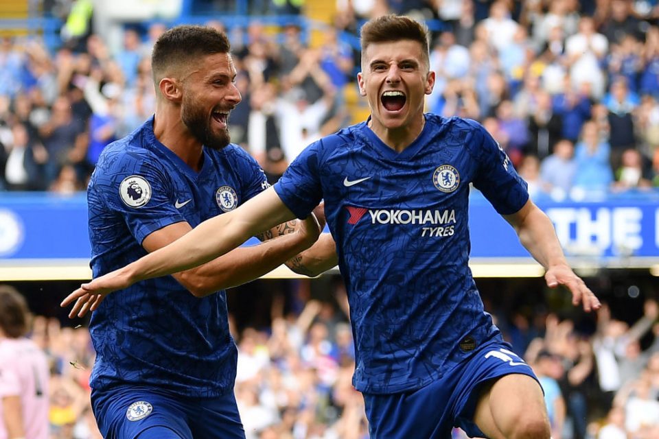 Chelsea's English midfielder Mason Mount (R) celebrates scoring the opening goal with Chelsea's French striker Olivier Giroud during the English Premier League football match between Chelsea and Leicester City at Stamford Bridge in London on August 18, 2019. (Photo by Daniel LEAL-OLIVAS / AFP) / RESTRICTED TO EDITORIAL USE. No use with unauthorized audio, video, data, fixture lists, club/league logos or 'live' services. Online in-match use limited to 120 images. An additional 40 images may be used in extra time. No video emulation. Social media in-match use limited to 120 images. An additional 40 images may be used in extra time. No use in betting publications, games or single club/league/player publications. / (Photo credit should read DANIEL LEAL-OLIVAS/AFP/Getty Images)