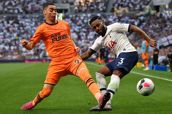 Newcastle United's Paraguayan midfielder Miguel Almiron (L) vies with Tottenham Hotspur's English defender Danny Rose (R) during the English Premier League football match between Tottenham Hotspur and Newcastle United at Tottenham Hotspur Stadium in London, on August 25, 2019. (Photo by Daniel LEAL-OLIVAS / AFP) / RESTRICTED TO EDITORIAL USE. No use with unauthorized audio, video, data, fixture lists, club/league logos or 'live' services. Online in-match use limited to 120 images. An additional 40 images may be used in extra time. No video emulation. Social media in-match use limited to 120 images. An additional 40 images may be used in extra time. No use in betting publications, games or single club/league/player publications. / (Photo credit should read DANIEL LEAL-OLIVAS/AFP/Getty Images)
