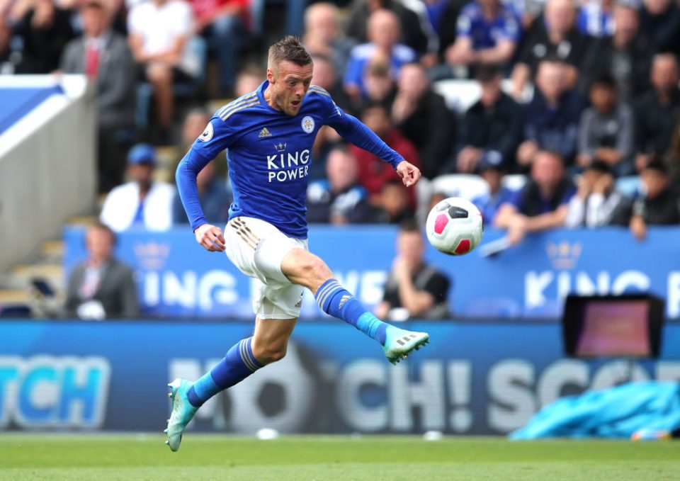 LEICESTER, ENGLAND - AUGUST 31: Jamie Vardy of Leicester City scores his team's first goal during the Premier League match between Leicester City and AFC Bournemouth at The King Power Stadium on August 31, 2019 in Leicester, United Kingdom. (Photo by Marc Atkins/Getty Images)