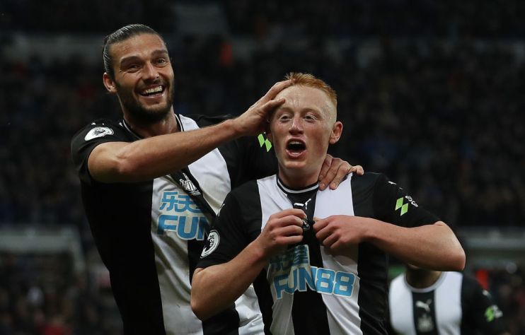 NEWCASTLE UPON TYNE, ENGLAND - OCTOBER 06: Matty Longstaff of Newcastle United celebrates with team mate Andy Carroll after he scores the only goal of the game during the Premier League match between Newcastle United and Manchester United at St. James Park on October 06, 2019 in Newcastle upon Tyne, United Kingdom. (Photo by Ian MacNicol/Getty Images)
