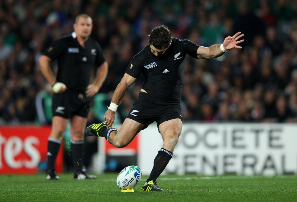 AUCKLAND, NEW ZEALAND - OCTOBER 23: Flyhalf Stephen Donald of the All Blacks kicks a penalty goal during the 2011 IRB Rugby World Cup Final match between France and New Zealand at Eden Park on October 23, 2011 in Auckland, New Zealand. (Photo by David Rogers/Getty Images)