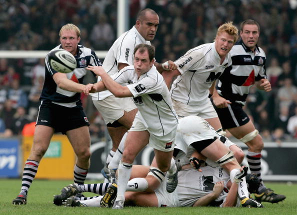BRISTOL, UNITED KINGDOM - OCTOBER 16: Kyran Bracken of the Saracens passes the ball during the Guinness Premiership match between Bristol and Saracens at the Memorial Ground on October 16, 2005 in Bristol, England. (Photo by Tom Shaw/Getty Images)