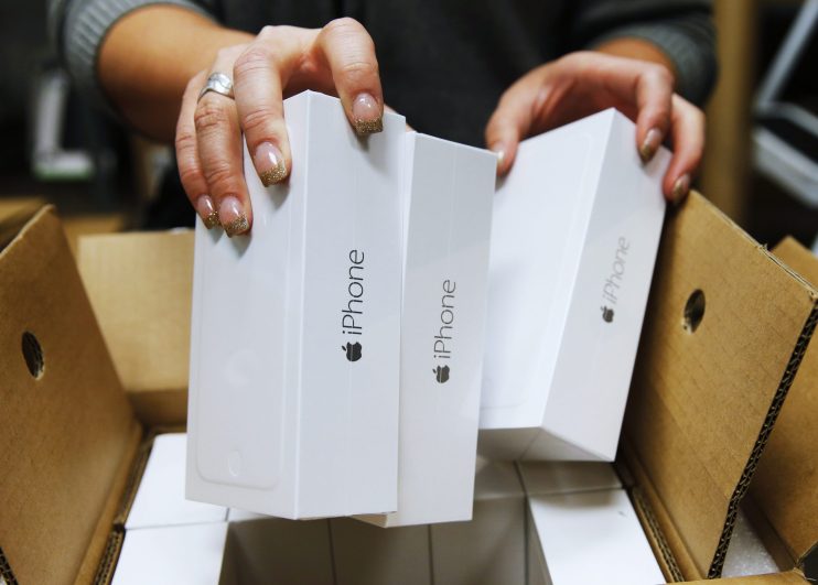 Verizon Store Stocks Shelves With New Apple iPhone 6