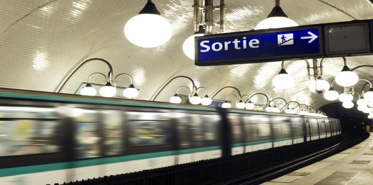 French train station pointing to exit