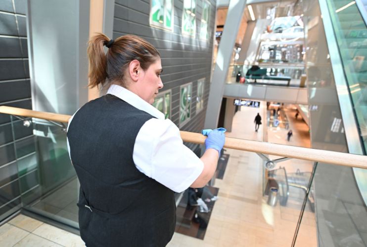 CLEANING-TECH-OFFICE-HYBRID-WORKING-COVID-PANDEMIC