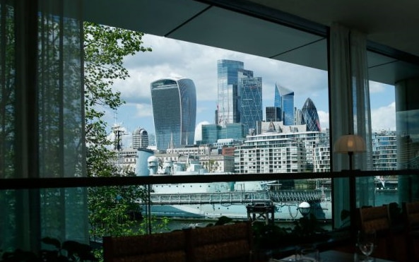 The FTSE 100 started the week in the red this morning as energy and banking stocks dragged down the index.