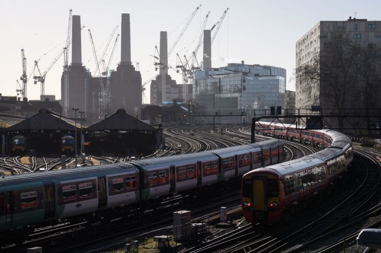 Government plans for a major reform of Britain's railways are "not on track," with billions in potential savings at risk, the UK spending watchdog has warned.