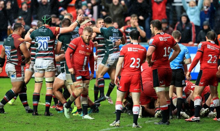 Leicester Tigers are awarded a last minute penalty try to beat Saracens in the Premiership
