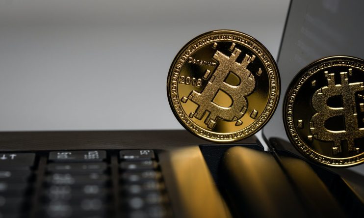 Data from CryptoCompare shows that the price of Bitcoin started last week above $56,000 and moved sharply upward to surpass the $62,000.