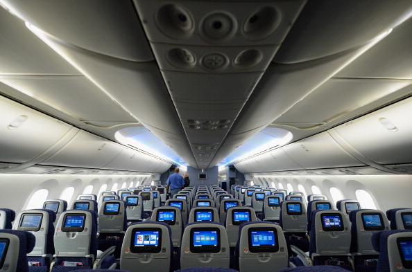 United Airlines Highlights A 787 Dreamliner