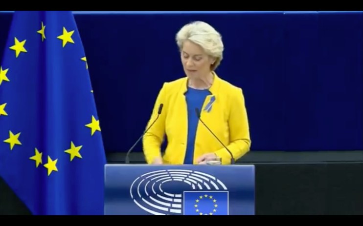 Ursula von der Leyen dressed in the colours of Ukraine, and the EU, making her state of the union annual address.