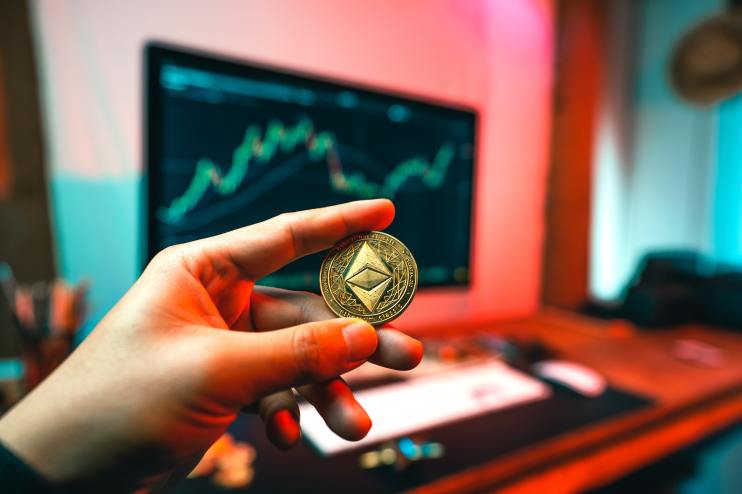 Data from CryptoCompare shows that the price of Bitcoin kept dropping throughout last week, moving from around $22,000 to a low under the $18,500 mark.