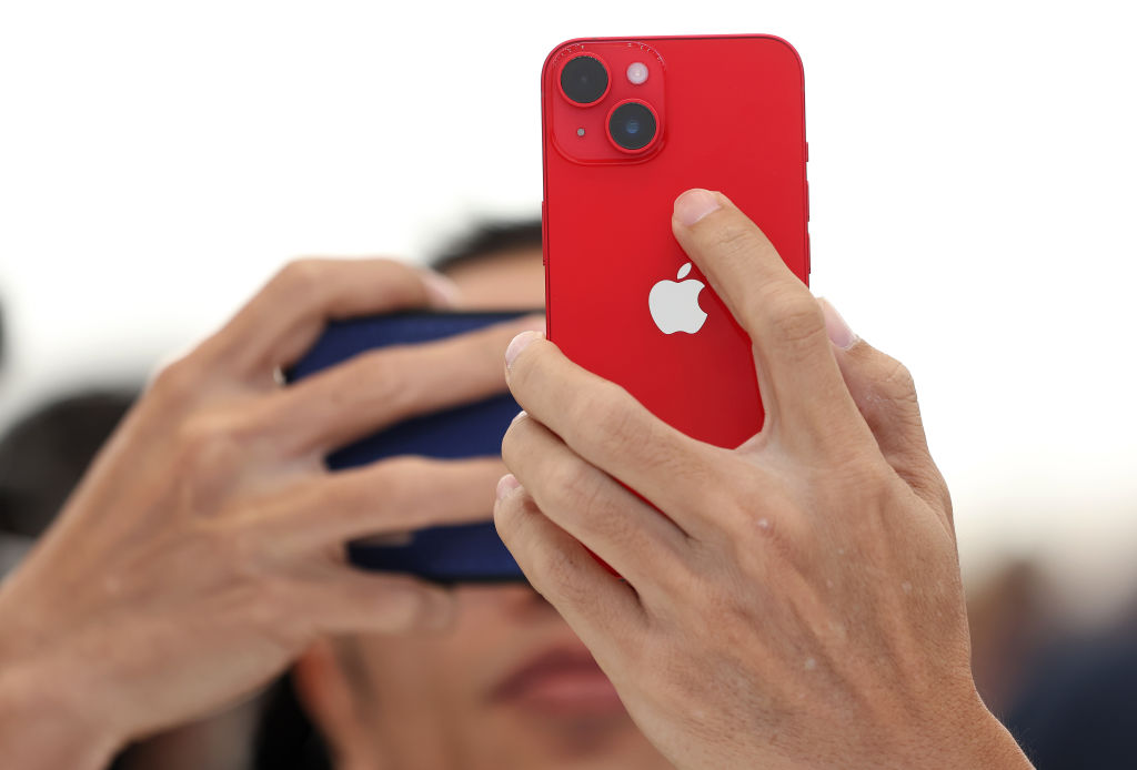 CUPERTINO, CALIFORNIA - SEPTEMBER 07: An attendee holds a new iPhone 14 during an Apple special event on September 07, 2022 in Cupertino, California. Apple unveiled the new iPhone 14 as well as new versions of the Apple Watch, including the Apple Watch SE, a low-cost version of the popular timepiece that will start st $249.   (Photo by Justin Sullivan/Getty Images)