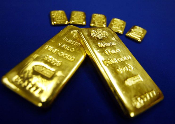 Gold prices have dipped in today's trading with investors bracing for future market signals amid geopolitical volatility.