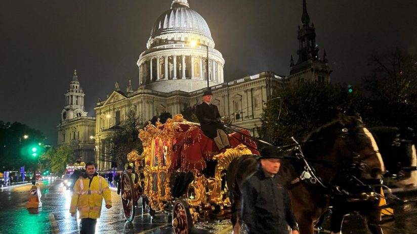 Horse-drawn golden state carriage passes St Paul's
