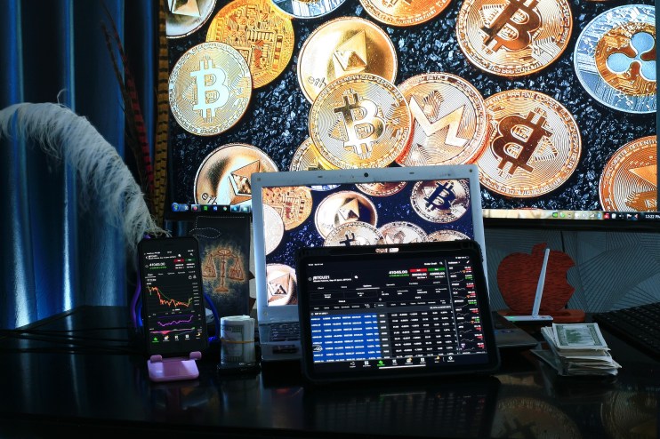 Data from CryptoCompare shows that the price of Bitcoin started last week around the $16,000 mark and quickly plunged to a $15,500 low before it recovered.