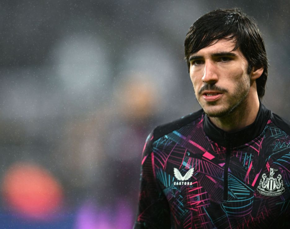 NEWCASTLE UPON TYNE, ENGLAND - OCTOBER 25: Sandro Tonali of Newcastle United FC (8) warms up during the UEFA Champions League match between Newcastle United FC and Borussia Dortmund at St. James Park on October 25, 2023 in Newcastle upon Tyne, England. (Photo by Serena Taylor/Newcastle United via Getty Images)