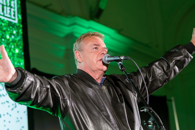 Legendary Madness frontman Suggs challenged 300 business people to give ex-offenders another chance.