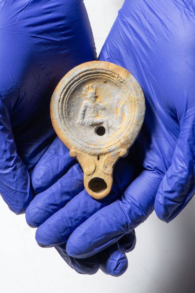 Decorated Roman lamp from a cremation ╕MOLA