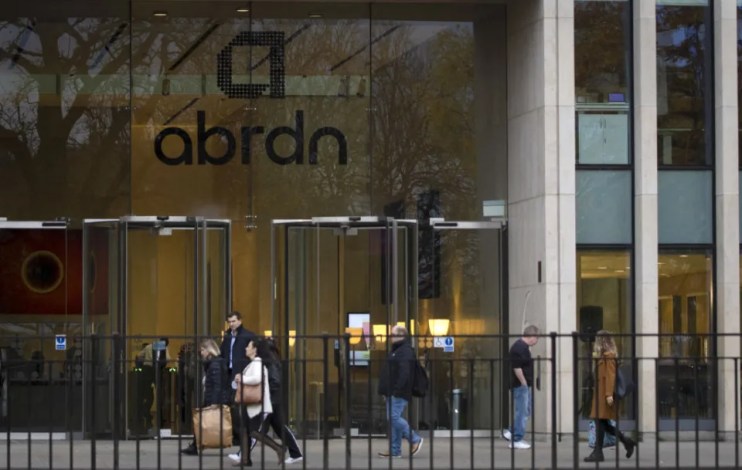 Fund manager Abrdn has handed chief executive Stephen Bird a £800k bonus despite clients pulling out even more funds, leading to a slump in annual profits.