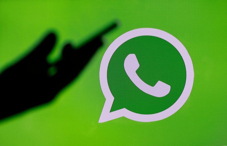 The WhatsApp messages were reportedly photographed over Austin's shoulder during a match