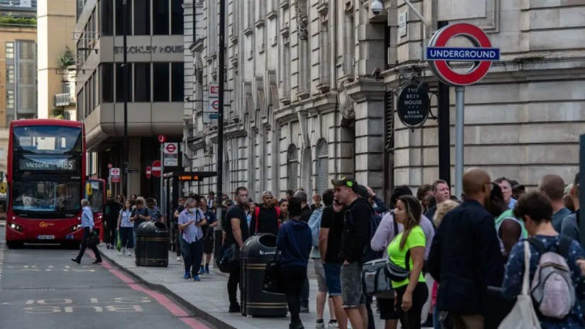 Londoners wait for the bus as tube strikes bring the capital to a standstill. (Photo by Chris J Ratcliffe/Getty Images)