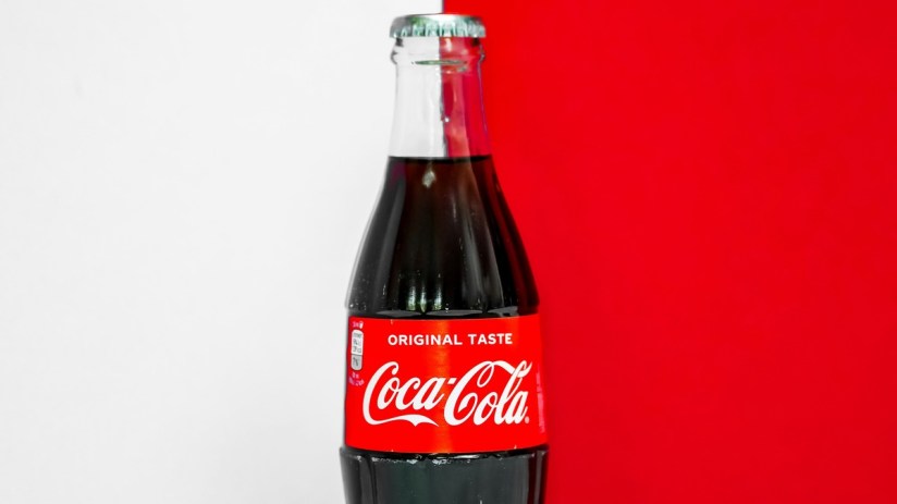 Coca-Cola (Unsplash/ laura-chouette)