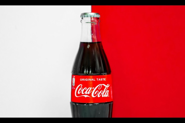 Coca-Cola (Unsplash/ laura-chouette)