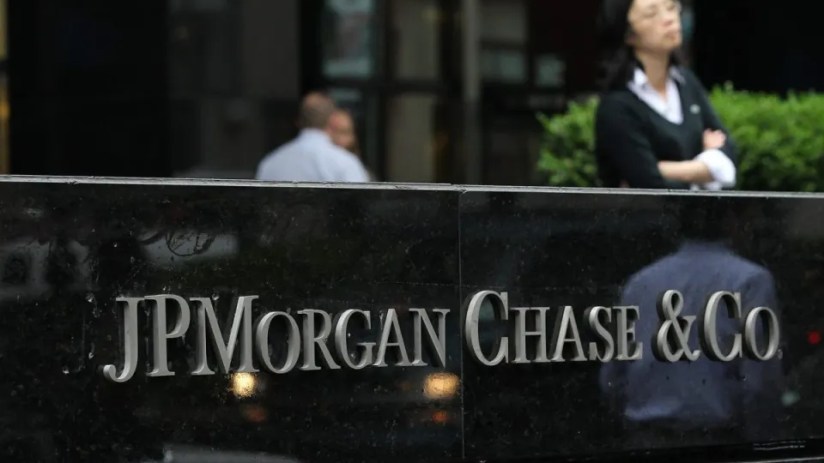 Wall Street giant JPMorgan Chase has become the latest bank to scrap an EU-imposed cap on its UK staff's bonuses, after rival Goldman Sachs made the same move last month.