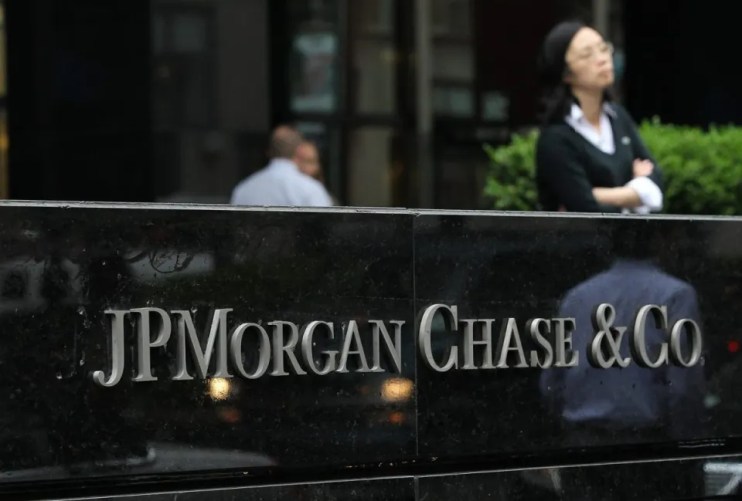 Wall Street giant JPMorgan Chase has become the latest bank to scrap an EU-imposed cap on its UK staff's bonuses, after rival Goldman Sachs made the same move last month.