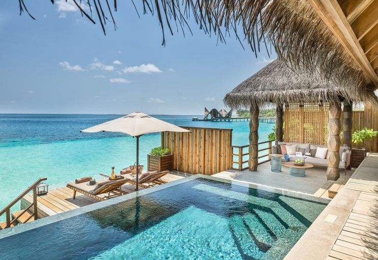 One in six do-it-yourself UK investors are indulging in sun,sand, and stockpicking by managing their portfolios at the poolside, new research has revealed.