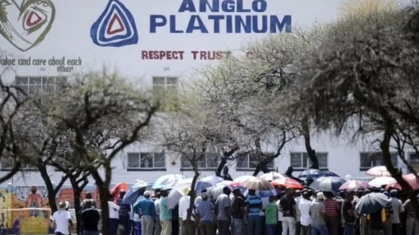 workers crowd outside an Anglo Platinum office