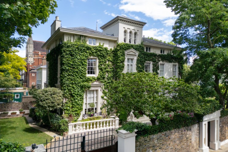 Image of a mansion in Little Venice with ivy climbing up the wall