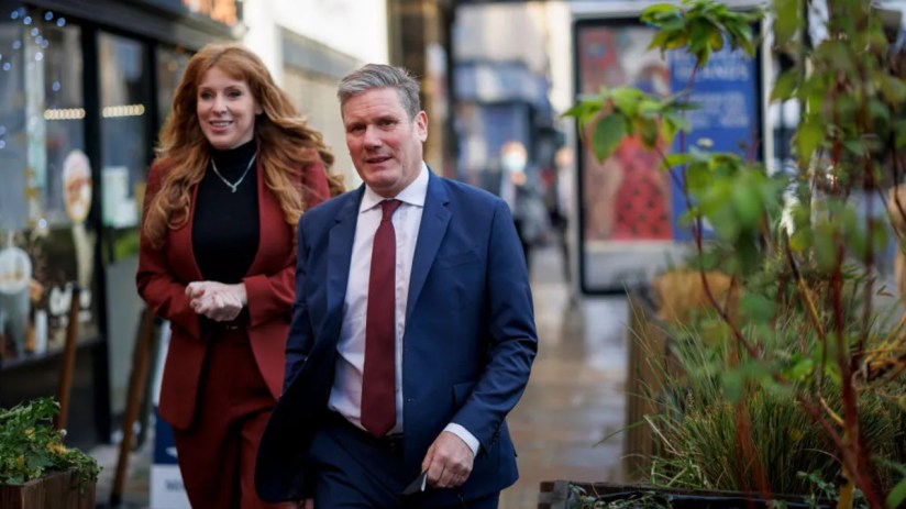 Angela Rayner, who is overseeing the workers' rights reforms, and Keir Starmer walking down a street