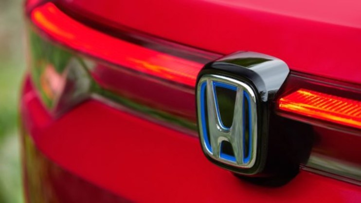 Honda and Nissan have signed a deal to proceed with talks to unify under a joint holding company, it has been announced.