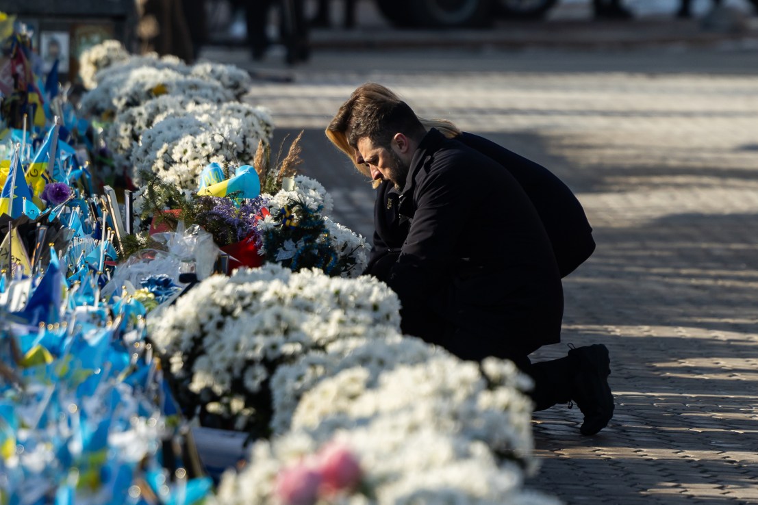 President Volodymyr Zelensky and his wife Olena Zelensky place candles at the wall of remembrance of the fallen for Ukraine in Kyiv. Photo: Office of the President of Ukraine