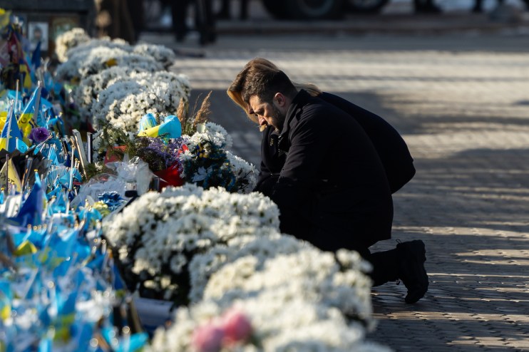 President Volodymyr Zelensky and his wife Olena Zelensky place candles at the wall of remembrance of the fallen for Ukraine in Kyiv. Photo: Office of the President of Ukraine