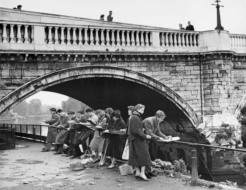 Students from Ealing School of Art beside Richmond Bridge, sketching from the path on the Surrey embankment of the River Thames in Richmond, southwest London, England 5th November 1957. (Photo by Harry Todd/Fox Photos/Hulton Archive/Getty Images)