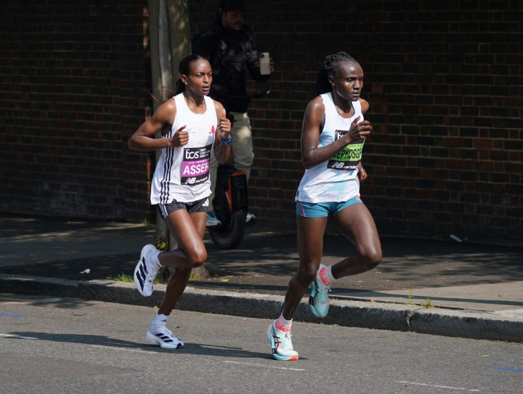 oyciline Jepkosgei (right) and Tigst Assefa reach the Isle of Dogs in the women's elite race during the TCS London Marathon. Picture date: Sunday April 27, 2025.