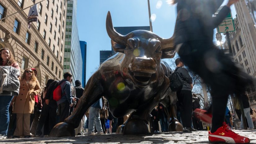 NEW YORK, NEW YORK - APRIL 09: Tourists visit the Wall Street Bull in the Financial District on April 09, 2025, in New York City. After U.S. President Donald Trump declared a 90-day tariff pause for many countries, the S&P 500 was up more than 8% in afternoon trading. (Photo by Spencer Platt/Getty Images)