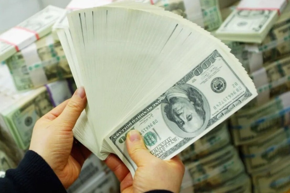 The dollar is reminiscent of Trussonomics, economists have said.  (Photo by Chung Sung-Jun/Getty Images)