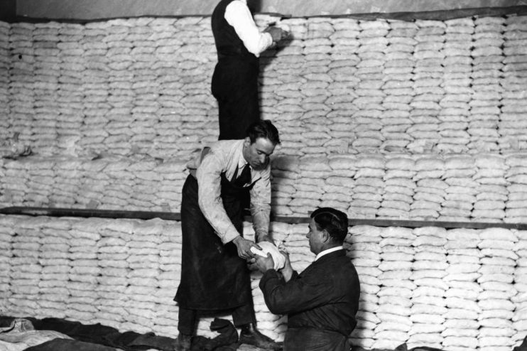 circa 1923: Men stacking silver at the Royal Mint. (Photo by Hulton Archive/Getty Images)